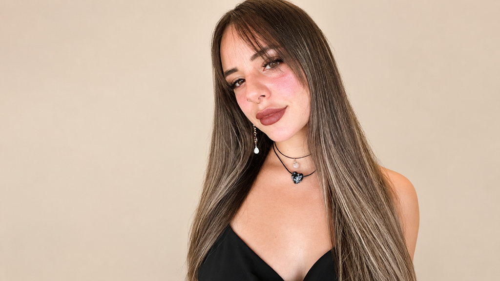 Glamourportraet Mit Beige Farbflaeche 1 1024x576